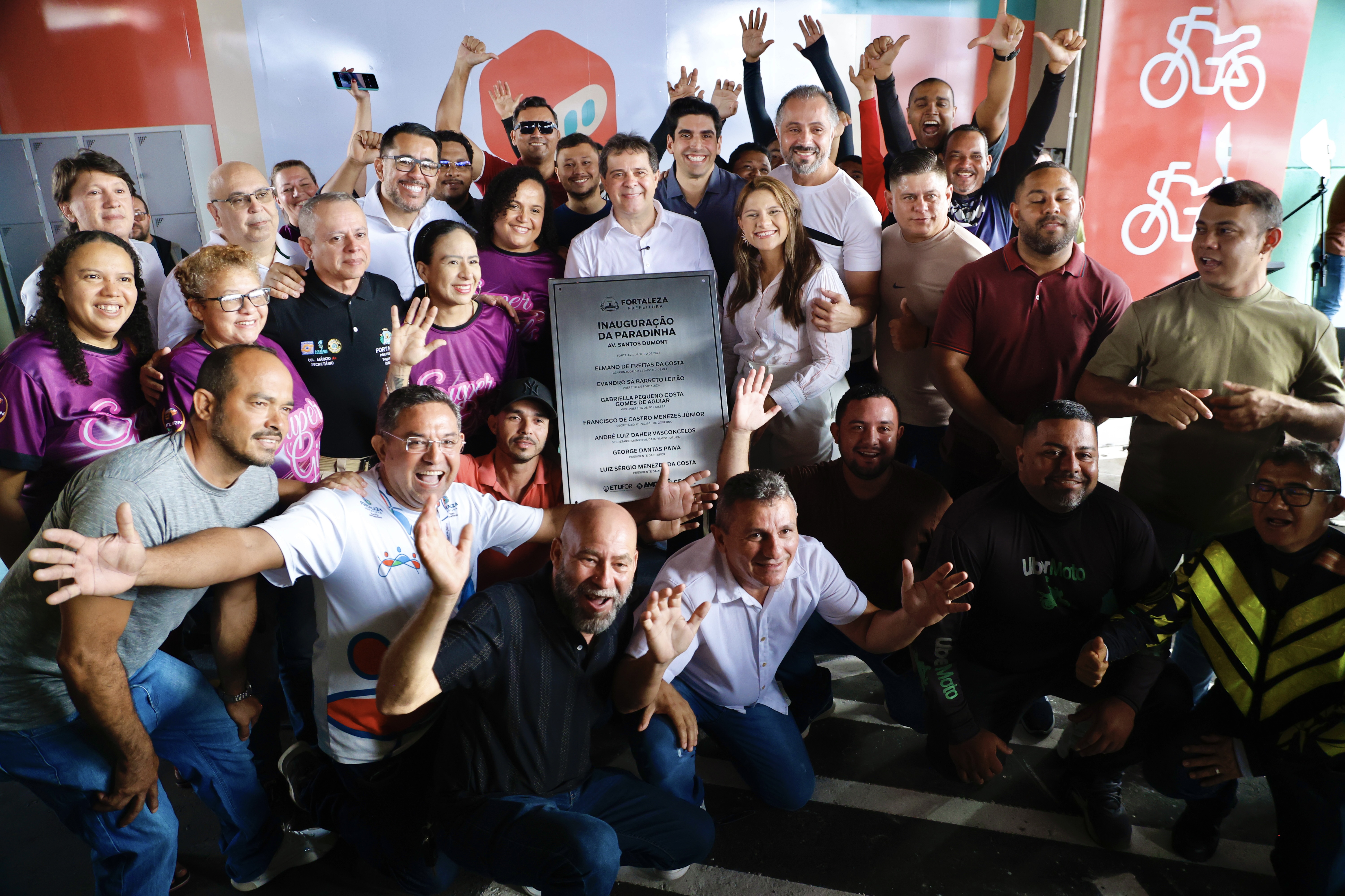 grupo de pessoas posa para a foto